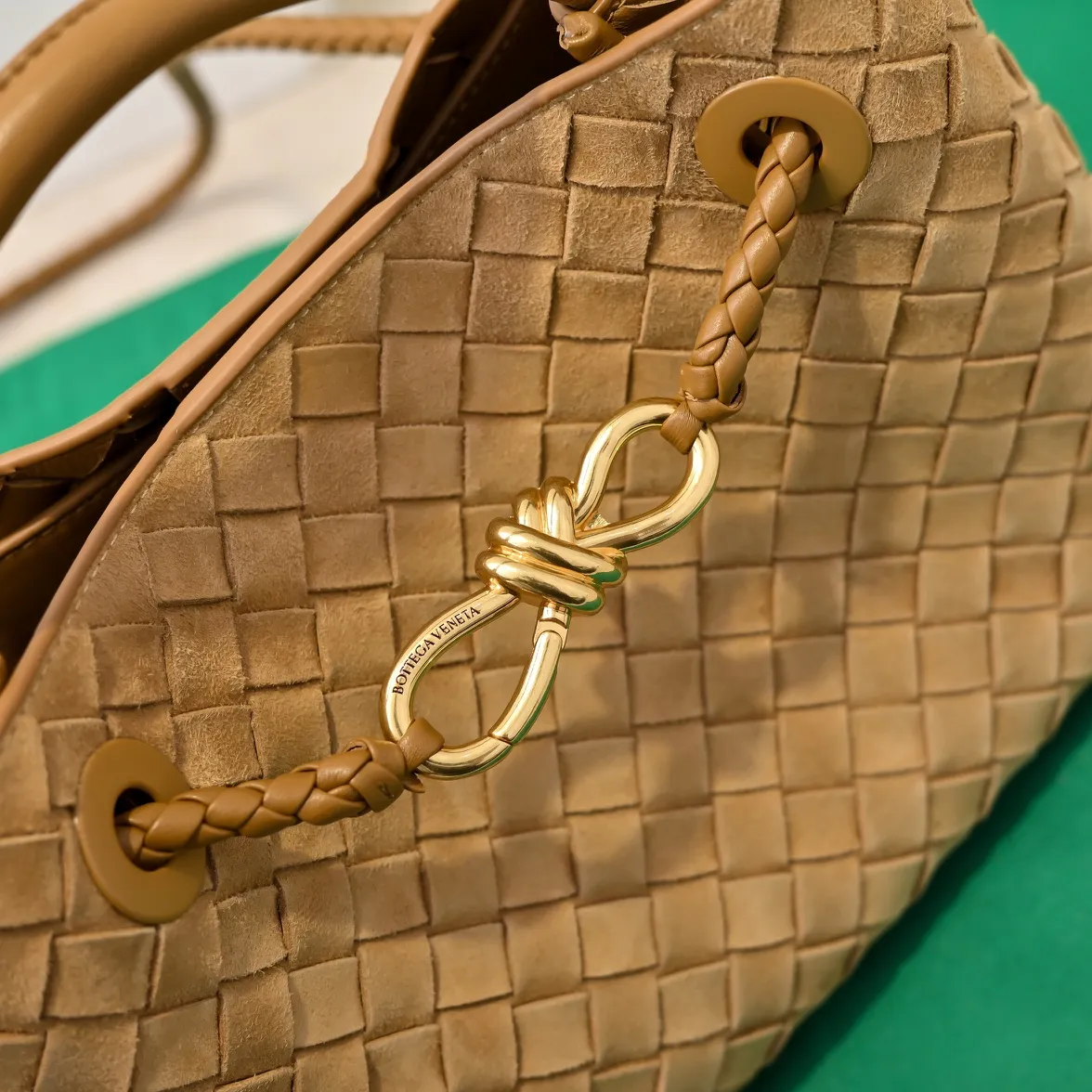 The 2024 new Andiamo batch 1920 BV has been shipped‼ ️Really popular🔥The new Andiamo woven handbag launched by Bottega Veneta this season is really popular all over the world! ! Celebrities at home and abroad have worn it, and Oscar-winning actress Michelle Yeoh has taken it out on the street. Song Jia, Trai Yara, Yu Feihong, Sanji Ayaka, Rosie Hunting-Whiteley, Yoshioka Riho, etc. have all picked up this bag. It is classic and versatile, showing off its temperament, and the bag capacity is also large, which is very convenient for daily commuting! ! A variety of carrying methods, the shoulder straps can be adjusted by yourself, the original lambskin feels soft and delicate, and the neutral style is created to break gender boundaries and bring a more practical and longer-lasting use experience. Andiamo, which has both elegant and casual styles, perfectly interprets the true appearance of "fashionable old money style". Style number: 7463 (suede) Size: 25*22*10.5cm